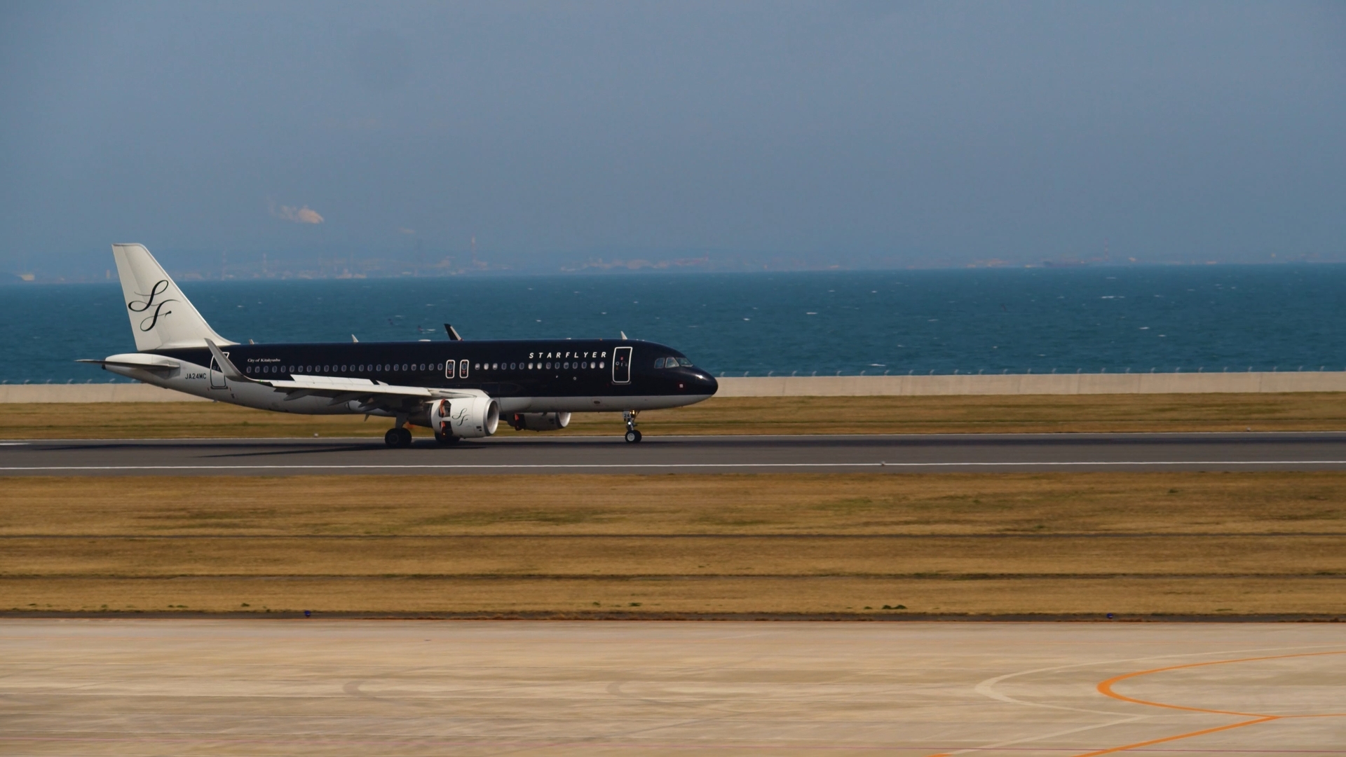 夕暮れ時の北九州市の近代的な都市景観