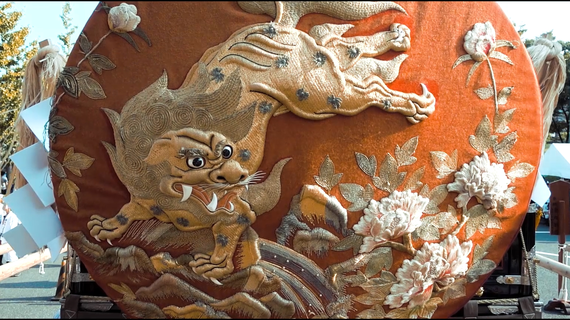 ホログラフィックディスプレイを操作する人物のイメージ